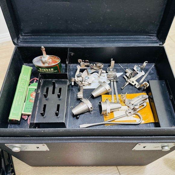 Antique Singer featherweight 221 sewing machine 1947 - Picture 4 of 16